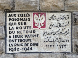 Memorial stone at the center of the Polish refugee section: French-Persian plaque (the Polish version is on the other side of the monument) Memorial stone at the center of the Polish refugee section: French-Persian plaque (the Polish version is on the other side of the monument)